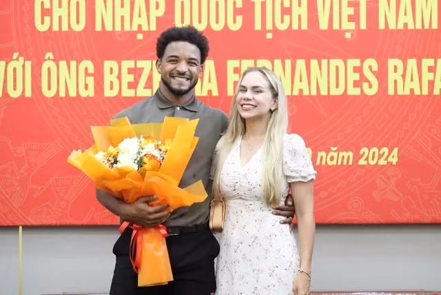 Hình ảnh dân dã "hòa tan" với cuộc sống ở Việt Nam của anh chàng tiền đạo khiến người hâm mộ cực kỳ thích thú. Trước đó, anh chàng hạnh phúc đăng tải hình ảnh ngày được nhận Quốc tịch Việt Nam bên cạnh bà xã. (Ảnh: FBNV)