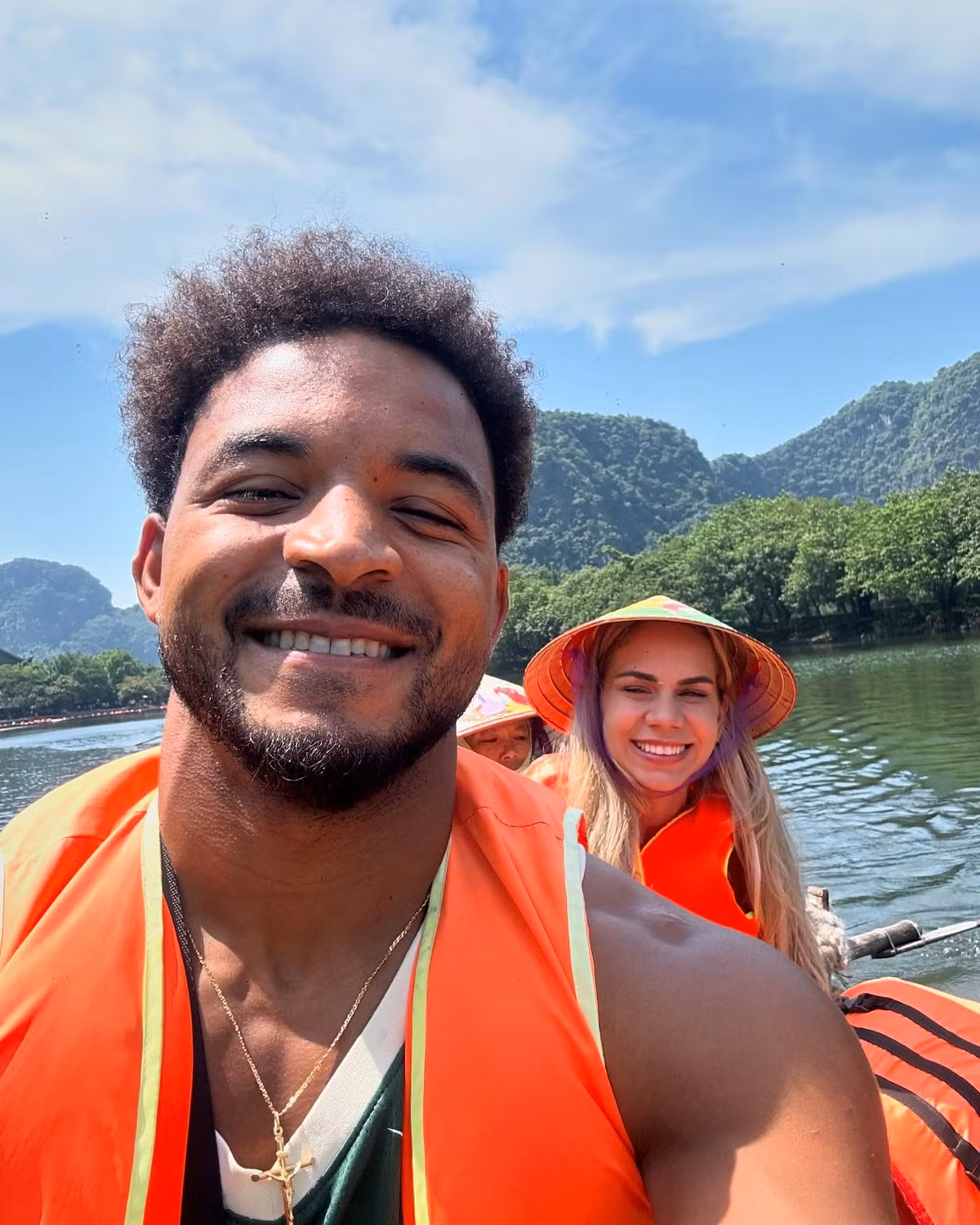 Anh cùng bà xã thường xuyên có những chuyến du lịch đến nhiều địa điểm khác nhau trên mảnh đất hình chữ S. (Ảnh: FBNV)