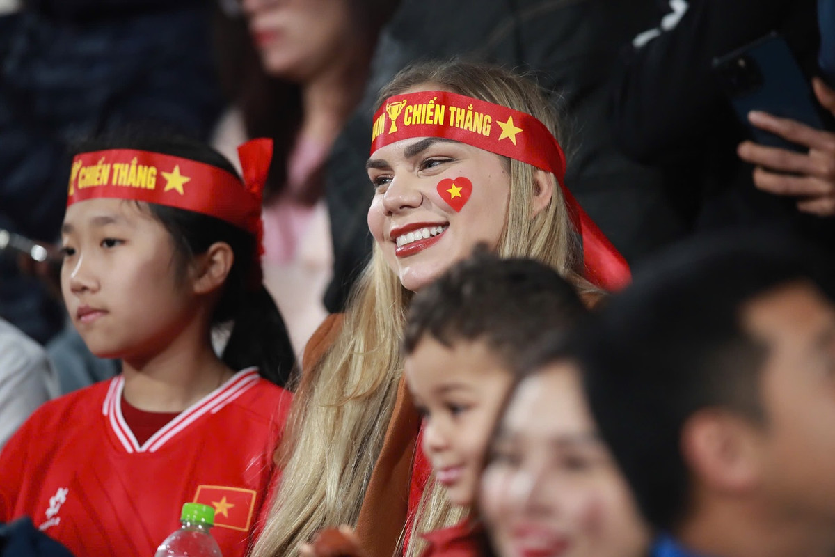 Màn ra mắt "điểm 10 không có nhưng" của tiền đạo nhập tịch Nguyễn Xuân Son trong chiến thắng 5-0 của đội tuyển Việt Nam trước Myanmar ở lượt trận cuối bảng B, AFF Cup 2024 khiến người hâm mộ Việt Nam "bùng nổ". Vợ anh trong ngày thi đấu ở sân vận động Việt Trì cũng đã có mặt để ủng hộ tinh thần chồng. (Ảnh: FBNV)
