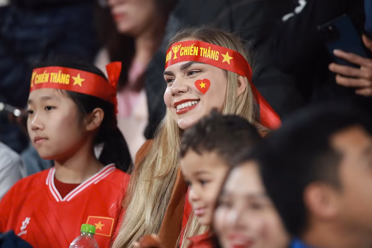 Màn ra mắt "điểm 10 không có nhưng" của tiền đạo nhập tịch Nguyễn Xuân Son trong chiến thắng 5-0 của đội tuyển Việt Nam trước Myanmar ở lượt trận cuối bảng B, AFF Cup 2024 khiến người hâm mộ Việt Nam "bùng nổ". Vợ anh trong ngày thi đấu ở sân vận động Việt Trì cũng đã có mặt để ủng hộ tinh thần chồng. (Ảnh: FBNV)