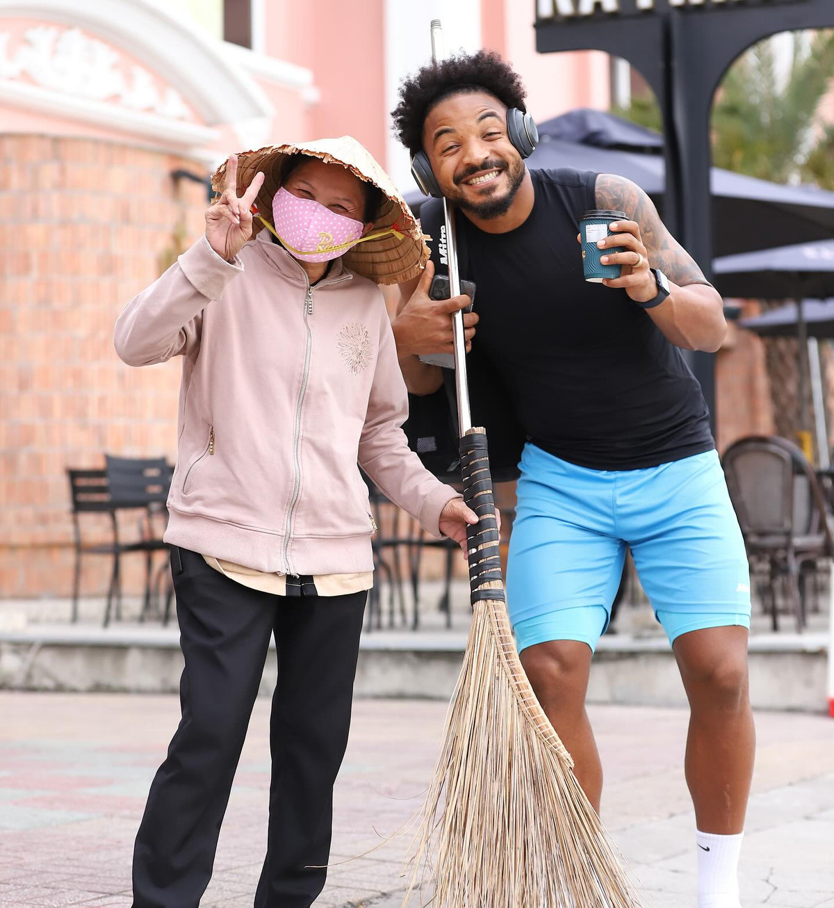 Nguyễn Xuân Son đã có hai con trai. Gia đình nhỏ của Nguyễn Xuân Son đã chuyển sang Việt Nam sinh sống cùng anh. (Ảnh: FBNV)