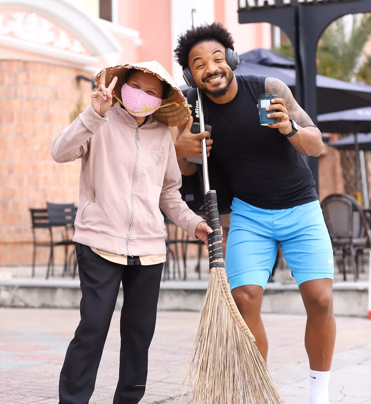 Nguyễn Xuân Son đã có hai con trai. Gia đình nhỏ của Nguyễn Xuân Son đã chuyển sang Việt Nam sinh sống cùng anh. (Ảnh: FBNV)