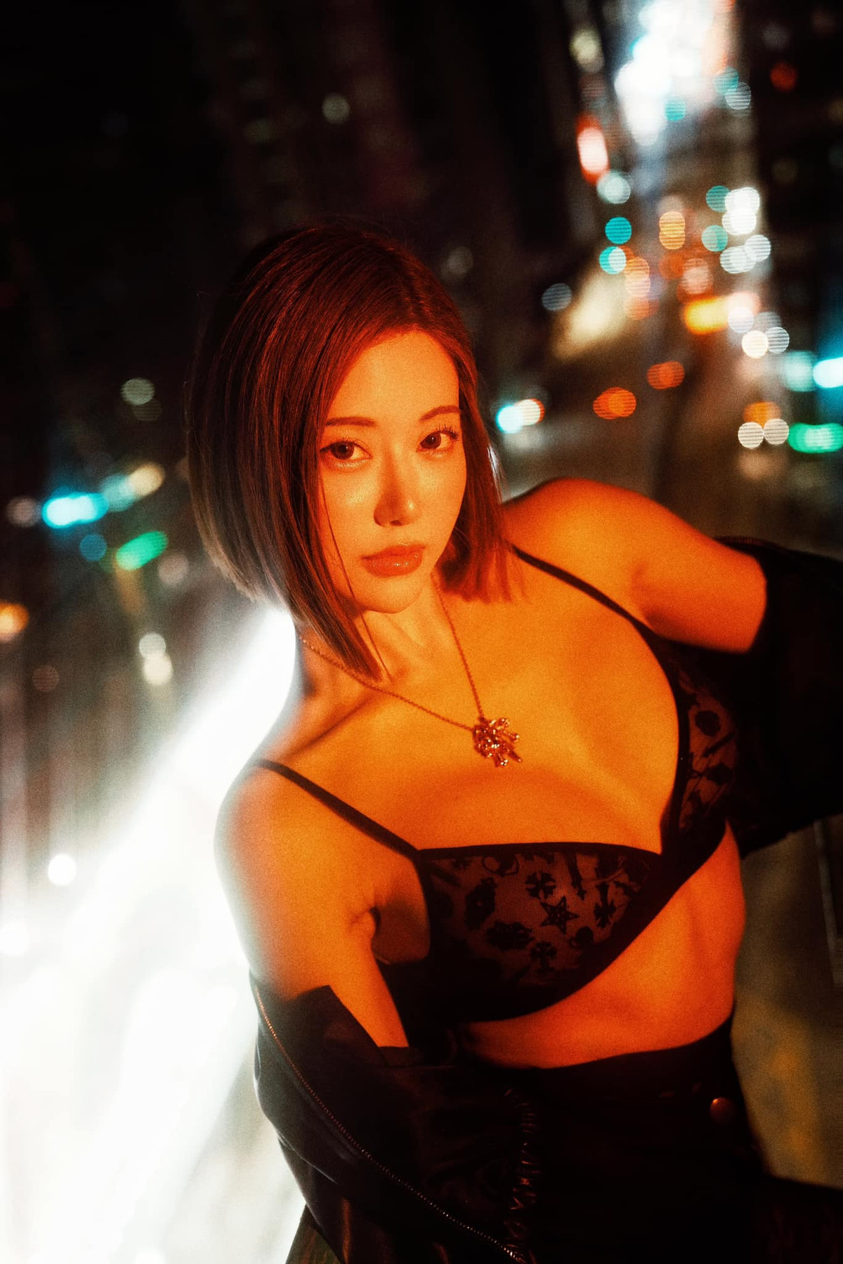 Điển hình, trong năm 2023, cô nàng gây xôn xao khi đăng tải cáo buộc bản thân đã bị quấy rối tại Lễ hội âm nhạc Circus diễn ra ở Osaka, Nhật Bản. Người đẹp cho biết sau khi diễn xong, cô rời sân khấu để giao lưu cùng một số người hâm mộ và bất ngờ bị chạm vào vòng 1.