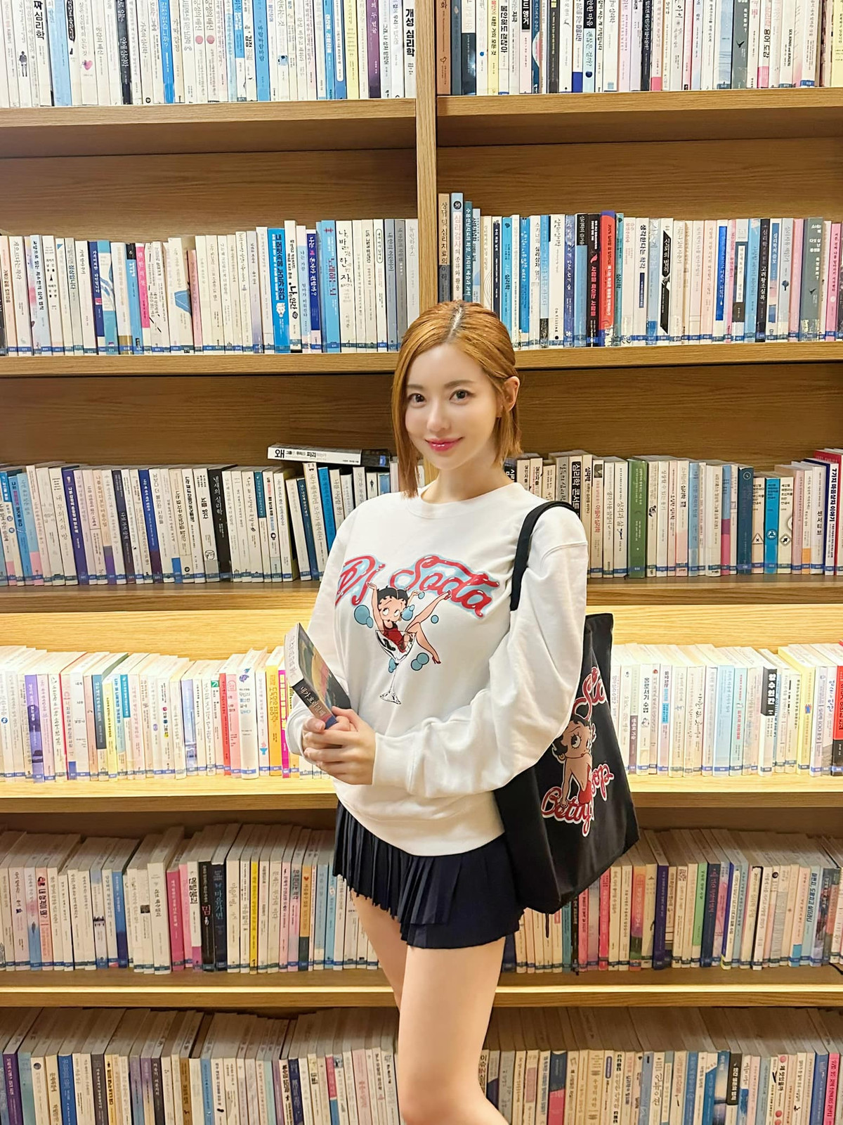 Do công việc, cô nàng thường diện những trang phục hở bạo, điều này kéo theo nhiều phiền toái khi nhiều lần, cô nàng bị các fan quá khích sàm sỡ.