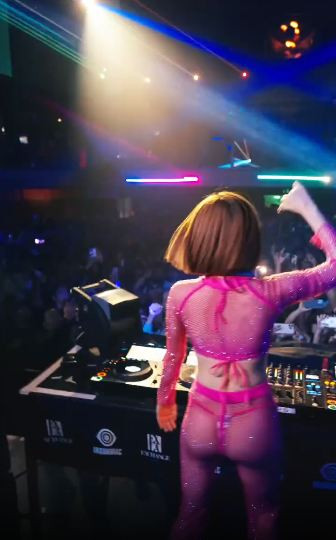 Trong khi một số ý kiến cho rằng trang phục của Soda quá phản cảm và không phù hợp với văn hóa, thì một số khác lại bênh vực, cho rằng đây chỉ là một phần của hình ảnh sân khấu và là cách để cô nàng tạo dấu ấn riêng.