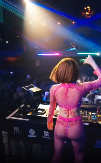 Trong khi một số ý kiến cho rằng trang phục của Soda quá phản cảm và không phù hợp với văn hóa, thì một số khác lại bênh vực, cho rằng đây chỉ là một phần của hình ảnh sân khấu và là cách để cô nàng tạo dấu ấn riêng.