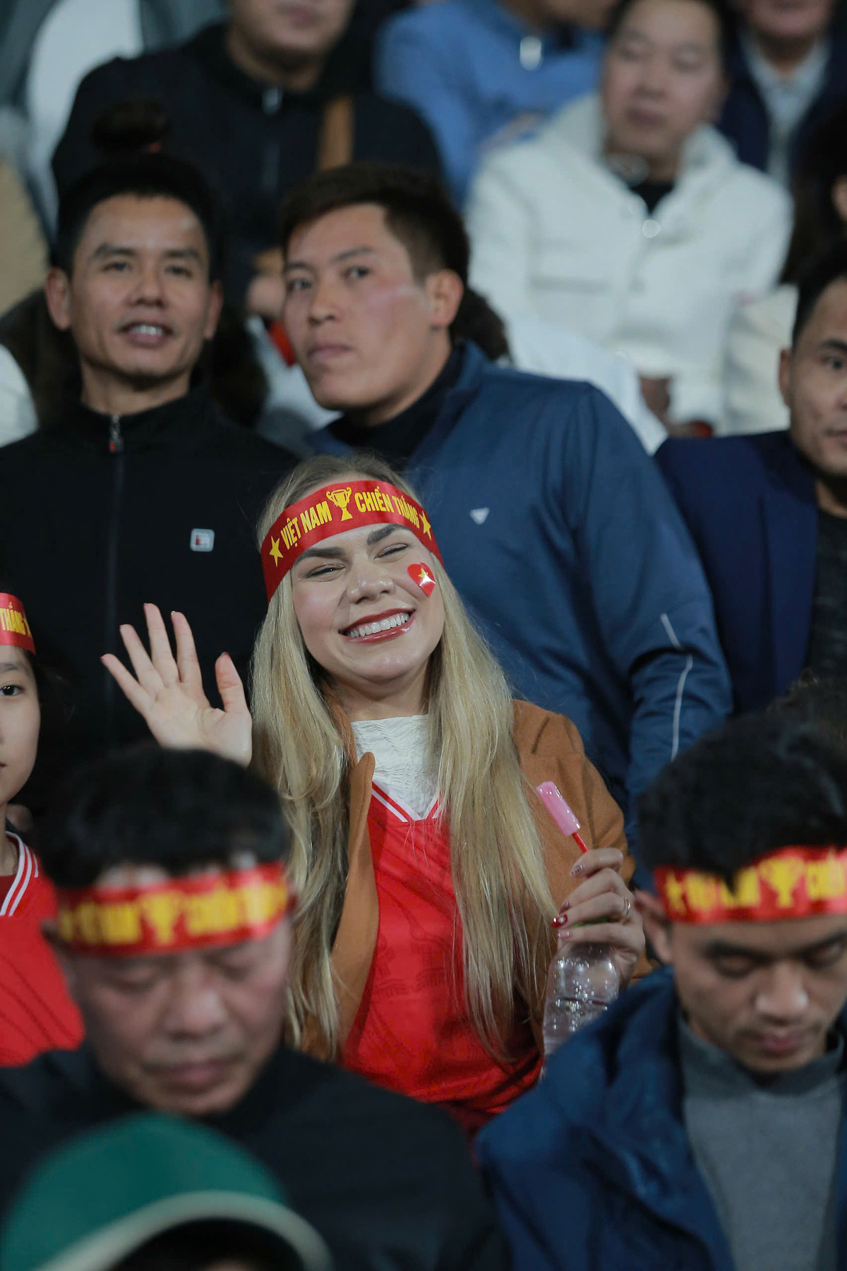 Trước đó, trên trang cá nhân, Marcele, vợ của tiền đạo Nguyễn Xuân Son cũng đã viết lời nhắn gửi đến chồng của mình ngay trước trận đấu đầu tiên trong màu áo ĐT Việt Nam: "Vậy là ngày trọng đại này đã đến rồi. Cầu Chúa hãy ở bên anh. Hãy ra sân, thi đấu bằng cả trái tim, tình yêu và khát khao nhé. Anh là người đàn ông tuyệt vời nhất. Em yêu anh!".