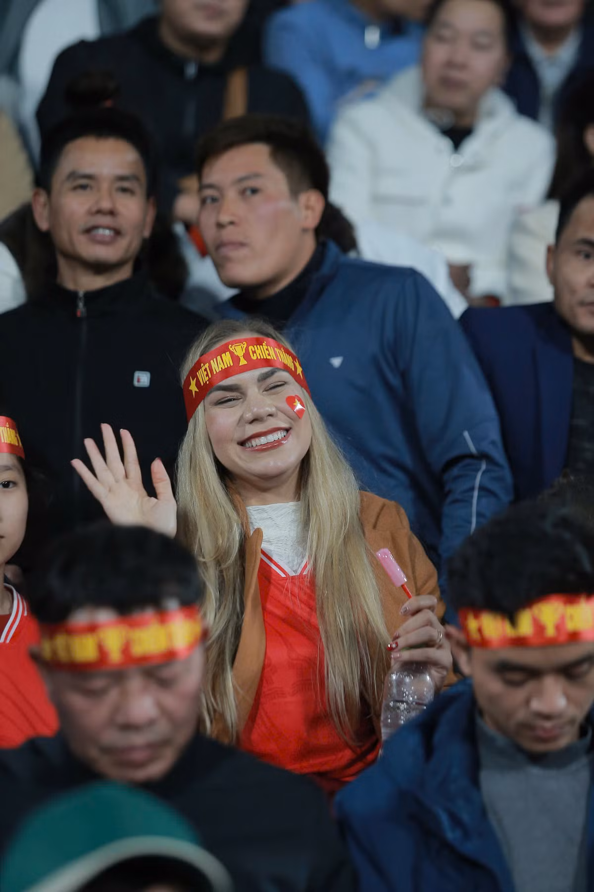 Trước đó, trên trang cá nhân, Marcele, vợ của tiền đạo Nguyễn Xuân Son cũng đã viết lời nhắn gửi đến chồng của mình ngay trước trận đấu đầu tiên trong màu áo ĐT Việt Nam: "Vậy là ngày trọng đại này đã đến rồi. Cầu Chúa hãy ở bên anh. Hãy ra sân, thi đấu bằng cả trái tim, tình yêu và khát khao nhé. Anh là người đàn ông tuyệt vời nhất. Em yêu anh!".