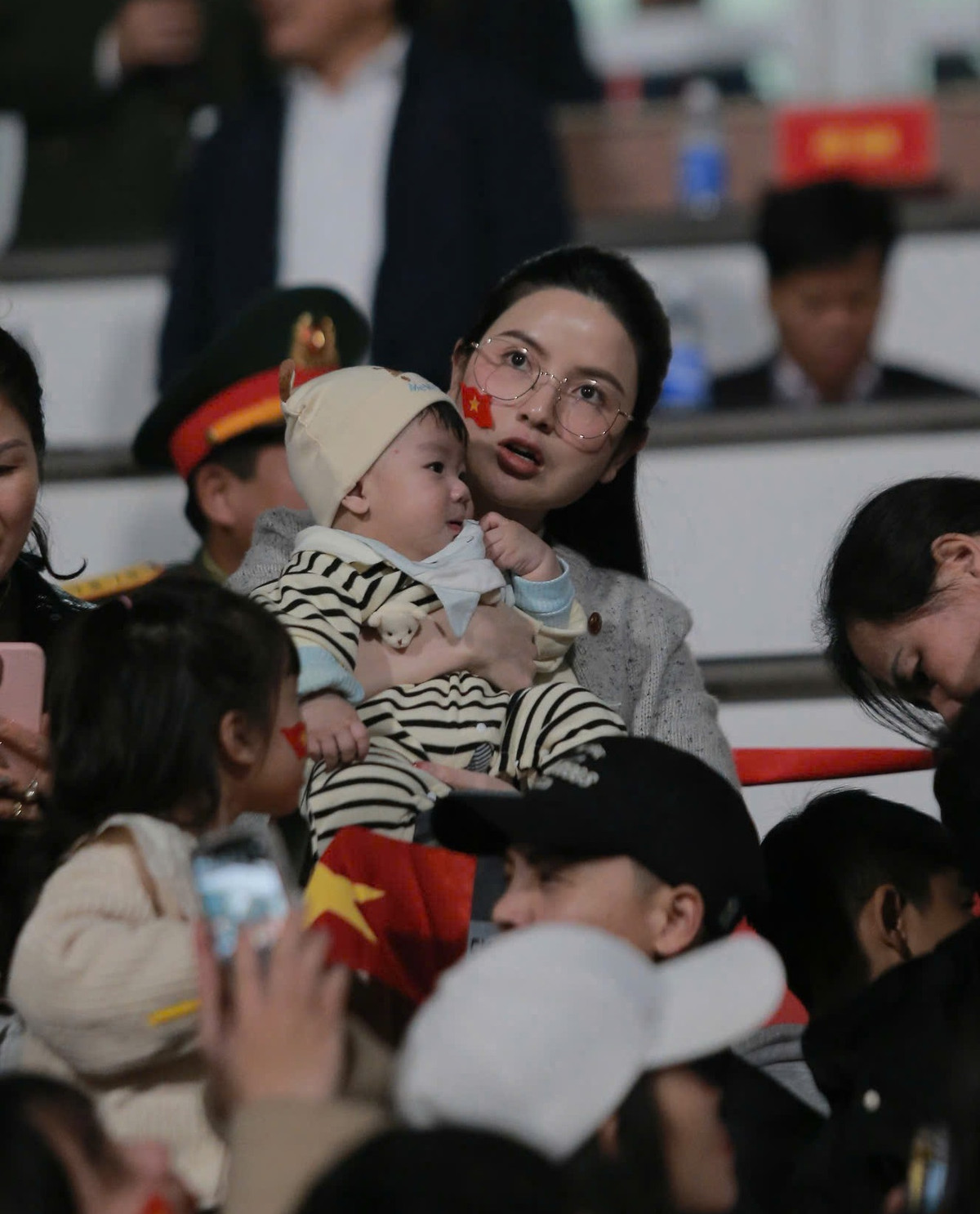 Trước đó vào ngày 15/12, khi đội tuyển Việt Nam có trận đấu đầu tiên tại ASEAN Cup 2024 trước đối thủ là Indonesia trên sân nhà ở Việt Trì, Chu Thanh Huyền cùng con trai cũng có mặt.