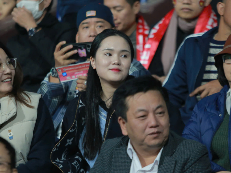 Nàng WAGs Quỳnh Anh - vợ cầu thủ Duy Mạnh cũng xuất hiện trên khán đài sân Việt Trì. Ở trận này, Duy Mạnh không xuất hiện trong đội hình ra sân.