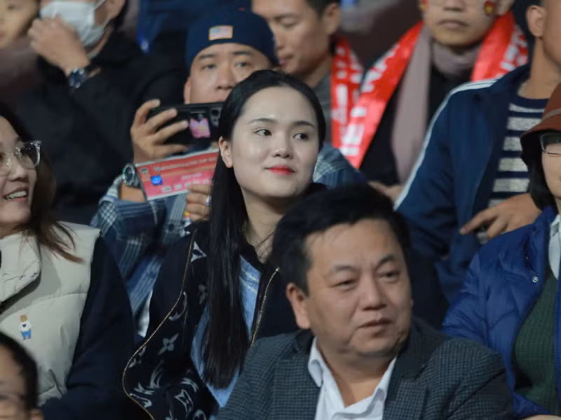 Nàng WAGs Quỳnh Anh - vợ cầu thủ Duy Mạnh cũng xuất hiện trên khán đài sân Việt Trì. Ở trận này, Duy Mạnh không xuất hiện trong đội hình ra sân.