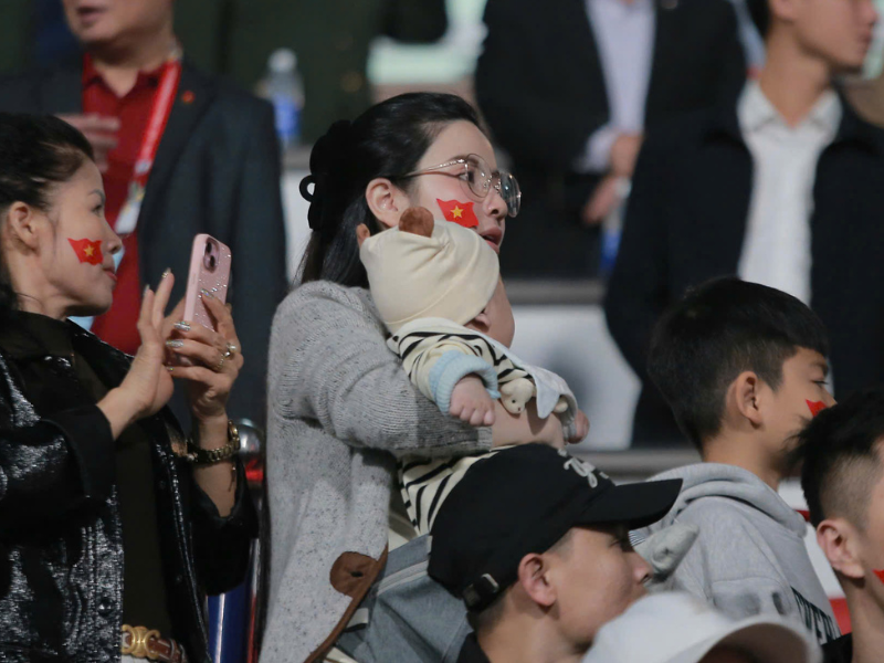 Bà xã Quang Hải cùng bé Lido đã có mặt trên khán đài để ủng hộ tinh thần ông xã cùng đội tuyển Việt Nam.