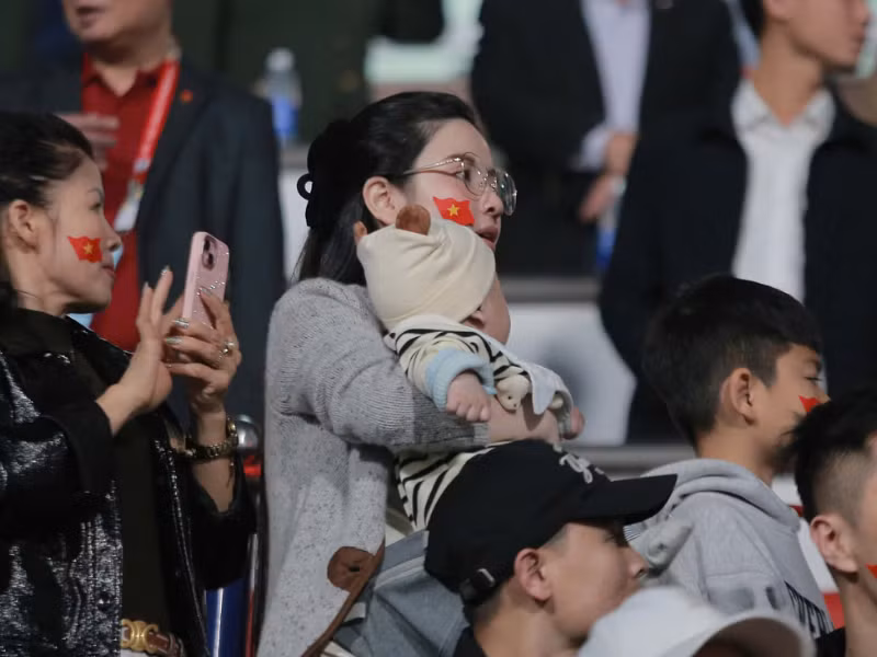 Bà xã Quang Hải cùng bé Lido đã có mặt trên khán đài để ủng hộ tinh thần ông xã cùng đội tuyển Việt Nam.