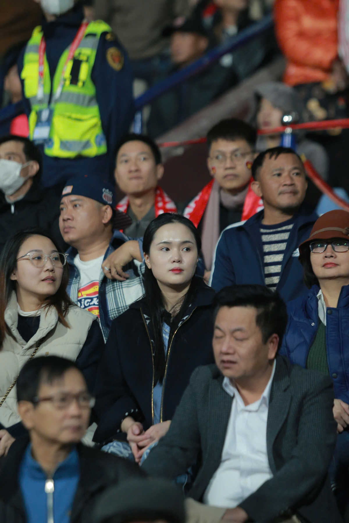 Thời tiết tại Việt Trì hôm nay khá lạnh nên Quỳnh Anh mặc áo khoác đơn giản và ấm áp.