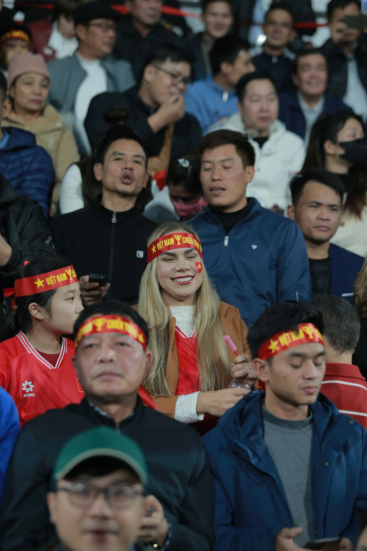 Xuân Son chính là gương mặt được nhiều CĐV Việt Nam quan tâm ở trận đấu gặp Myanmar. Ngôi sao thuộc biên chế CLB Nam Định có trận đầu tiên thi đấu cho ĐT Việt Nam. Vợ của nam cầu thủ đã có mặt trên khán đài để tiếp sức cho ông xã nói riêng và tuyển Việt Nam nói chung.