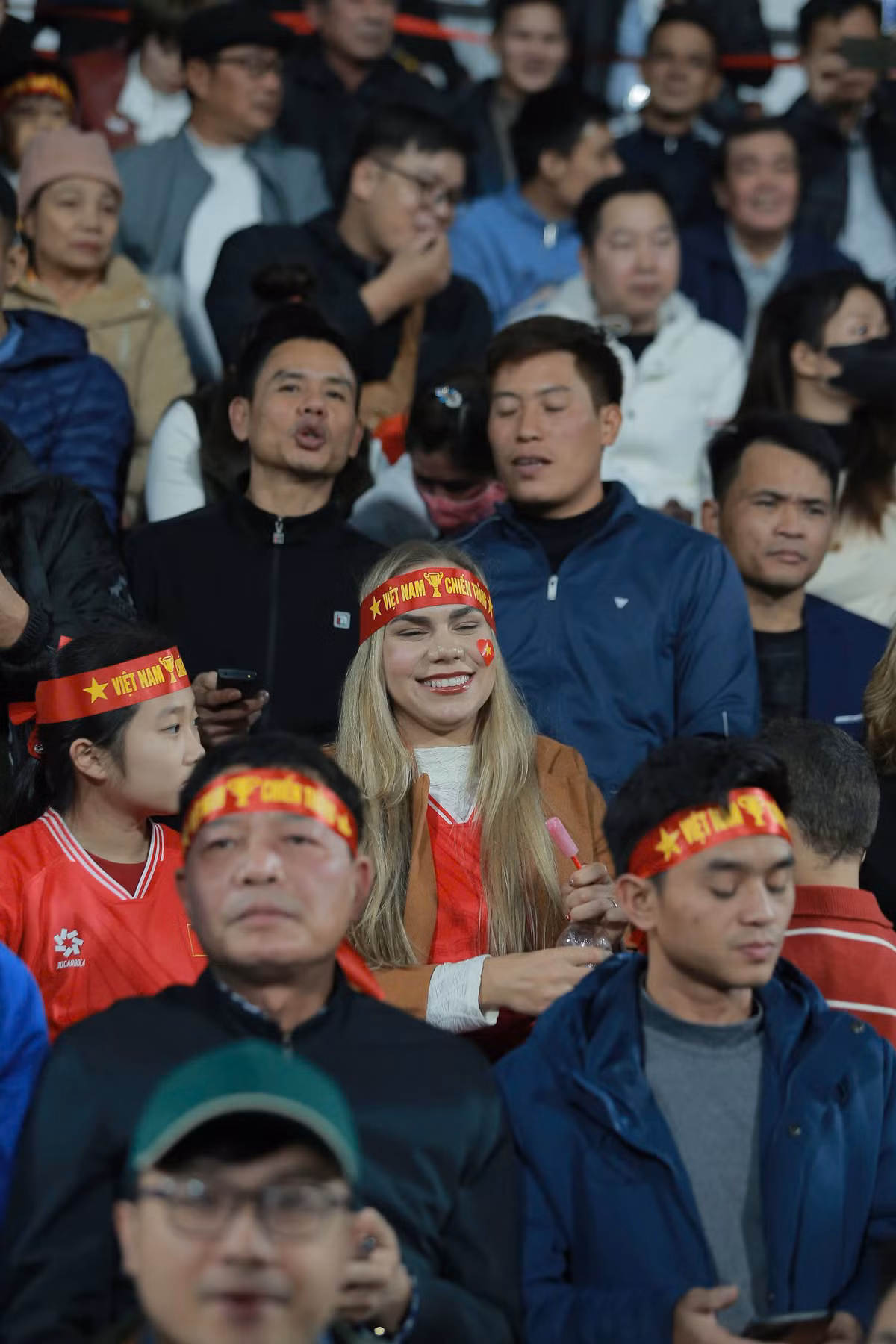 Xuân Son chính là gương mặt được nhiều CĐV Việt Nam quan tâm ở trận đấu gặp Myanmar. Ngôi sao thuộc biên chế CLB Nam Định có trận đầu tiên thi đấu cho ĐT Việt Nam. Vợ của nam cầu thủ đã có mặt trên khán đài để tiếp sức cho ông xã nói riêng và tuyển Việt Nam nói chung.