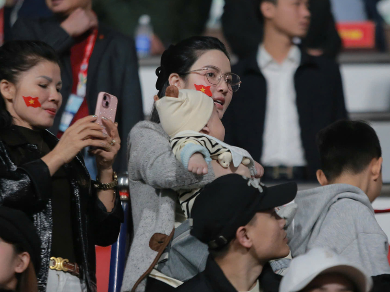 Trận đấu với đối thủ Myanmar vào 20 giờ ngày 21/12 có tính chất quan trọng, ảnh hưởng đến khả năng đi tiếp của Đội tuyển Việt Nam tại ASEAN Cup 2024 (AFF Cup), chính vậy người thân của các cầu thủ đã sớm có mặt trên sân để làm hậu phương vững chắc cho các chiến binh áo đỏ, trong đó có nàng WAGs Chu Thanh Huyền.