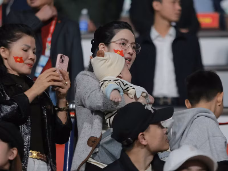 Trận đấu với đối thủ Myanmar vào 20 giờ ngày 21/12 có tính chất quan trọng, ảnh hưởng đến khả năng đi tiếp của Đội tuyển Việt Nam tại ASEAN Cup 2024 (AFF Cup), chính vậy người thân của các cầu thủ đã sớm có mặt trên sân để làm hậu phương vững chắc cho các chiến binh áo đỏ, trong đó có nàng WAGs Chu Thanh Huyền.