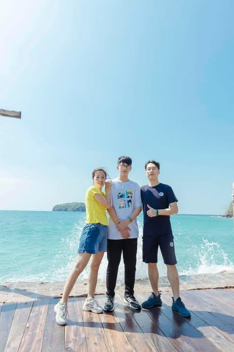 Trung Hiếu cũng không giấu việc thường lén mẹ chơi điện tử vì thấy trò chơi khá thú vị. (Ảnh: FBNV)