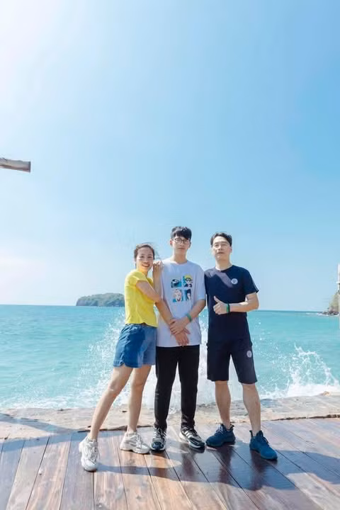 Trung Hiếu cũng không giấu việc thường lén mẹ chơi điện tử vì thấy trò chơi khá thú vị. (Ảnh: FBNV)