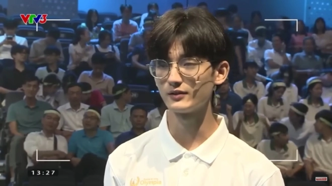 Phú An còn gây ấn tượng mạnh với netizen khi sở hữu ngoại hình sáng sủa cùng mái tóc lãng tử, đôi kính tròn thư sinh. (Ảnh: chụp màn hình từ chương trình)