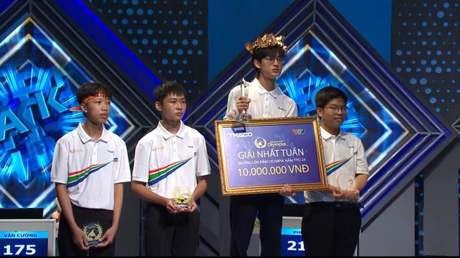 Trước đây, tại trận thi tuần thứ 2, tháng 1, quý 1 Đường Lên Đỉnh Olympia năm thứ 24, thí sinh Nguyễn Phú An cũng từng gây xôn xao mạng xã hội với vẻ ngoài lãng tử, điển trai của mình. (Ảnh: chụp màn hình từ chương trình)