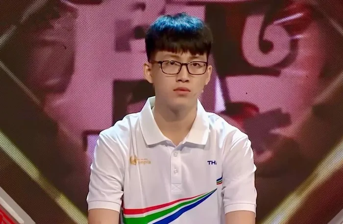 Trung Hiếu thể hiện sự điềm tĩnh và tự tin trước ống kính máy quay. Chàng trai tiết lộ mình vừa học vừa chơi để tiếp thu kiến thức nhanh nhất. (Ảnh: chụp màn hình từ chương trình)