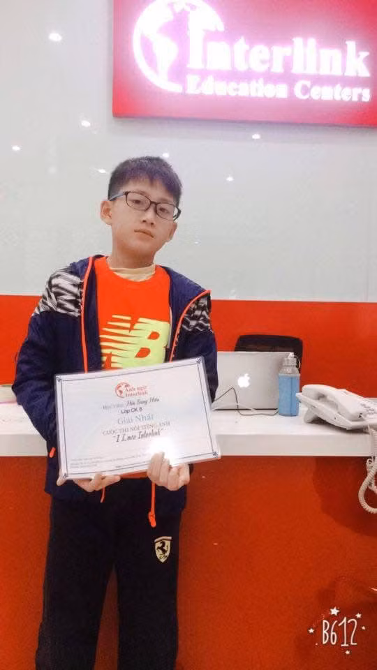 Ở phần giao lưu đầu chương trình, MC Khánh Vy giới thiệu ngoài giải ba môn Toán cấp tỉnh và giải ba môn Tiếng Anh cấp thành phố, Trung Hiếu từng giành huy chương bạc cuộc thi Toán trực tuyến VioEdu. (Ảnh: FBNV)