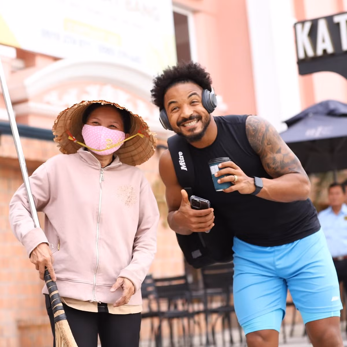 Khác với hình ảnh "dũng mãnh" trên sân cỏ, trở lại cuộc sống đời thường có một Xuân Son cực kỳ đáng yêu, bình dị và yêu Việt Nam vô cùng. Mới đây, khi những hình ảnh mà nam tiền đạo này chụp ảnh cùng chị lao công được netizen "đào lại" và chia sẻ trên mạng xã hội, nhiều người đã cảm thấy vô cùng thích thú.