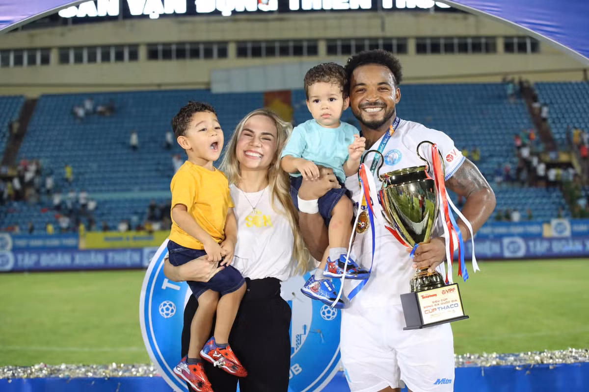 Anh đến Việt Nam lần đầu vào cuối năm 2019 và gia nhập câu lạc bộ Nam Định, đánh dấu mốc đầu tiên trong sự nghiệp bóng đá tại Việt Nam.