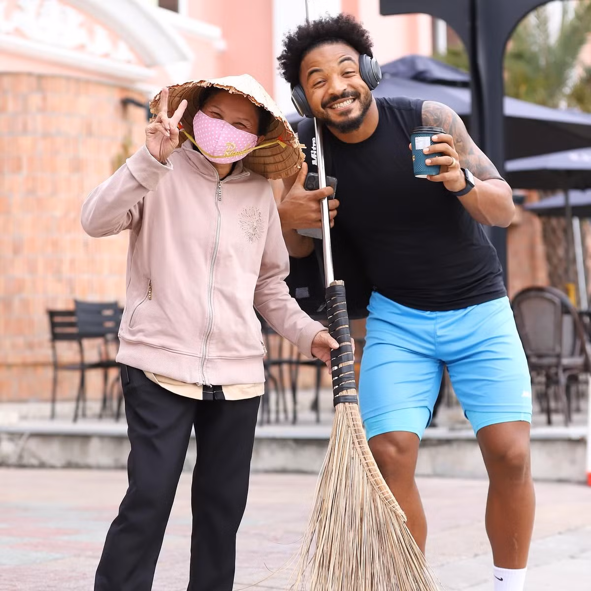 Theo đó, Xuân Non một tay cầm cốc nước, tay còn lại tạo dáng khi chụp ảnh cùng chị lao công. Đặc biệt, cách mà chàng trai này hơi cong gối để chiều cao xấp xỉ cùng chị lao công được nhiều người khen là tinh tế và vô cùng đáng yêu.