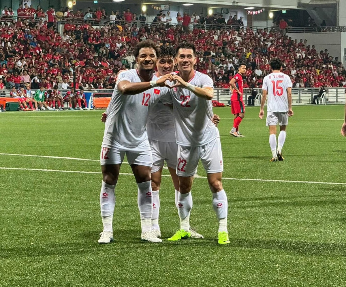 Đá 2 trận cho tuyển Việt Nam tại ASEAN cup, Xuân Son đã có tới 2 kiến tạo và 3 bàn thắng. "Nghe Xuân Son thấy trong lòng vui chứa chan", "người Việt Nam da nâu mắt đen", đó là những gì người hâm mộ Việt Nam lúc này nhắc đến tiền đạo nhập tịch của tuyển Việt Nam.