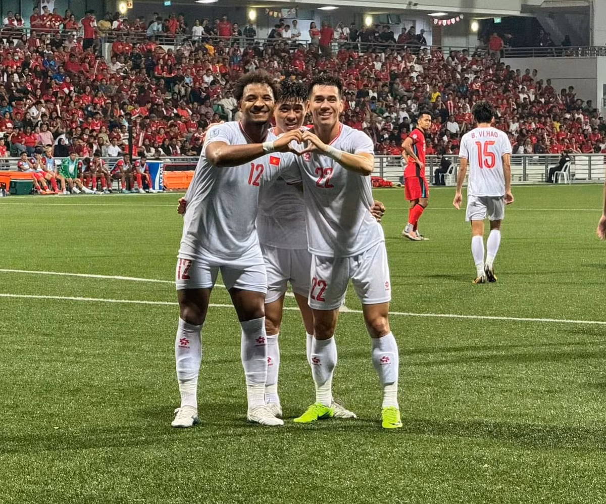 Đá 2 trận cho tuyển Việt Nam tại ASEAN cup, Xuân Son đã có tới 2 kiến tạo và 3 bàn thắng. "Nghe Xuân Son thấy trong lòng vui chứa chan", "người Việt Nam da nâu mắt đen", đó là những gì người hâm mộ Việt Nam lúc này nhắc đến tiền đạo nhập tịch của tuyển Việt Nam.