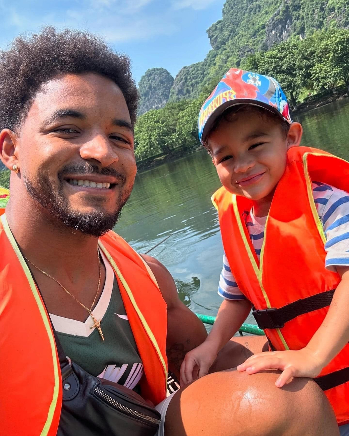 Cách mà nam tiền đạo tận hưởng những chuyến đi cùng với con trai và vợ đã cho thấy sự hòa nhập của anh với văn hóa và con người Việt Nam.