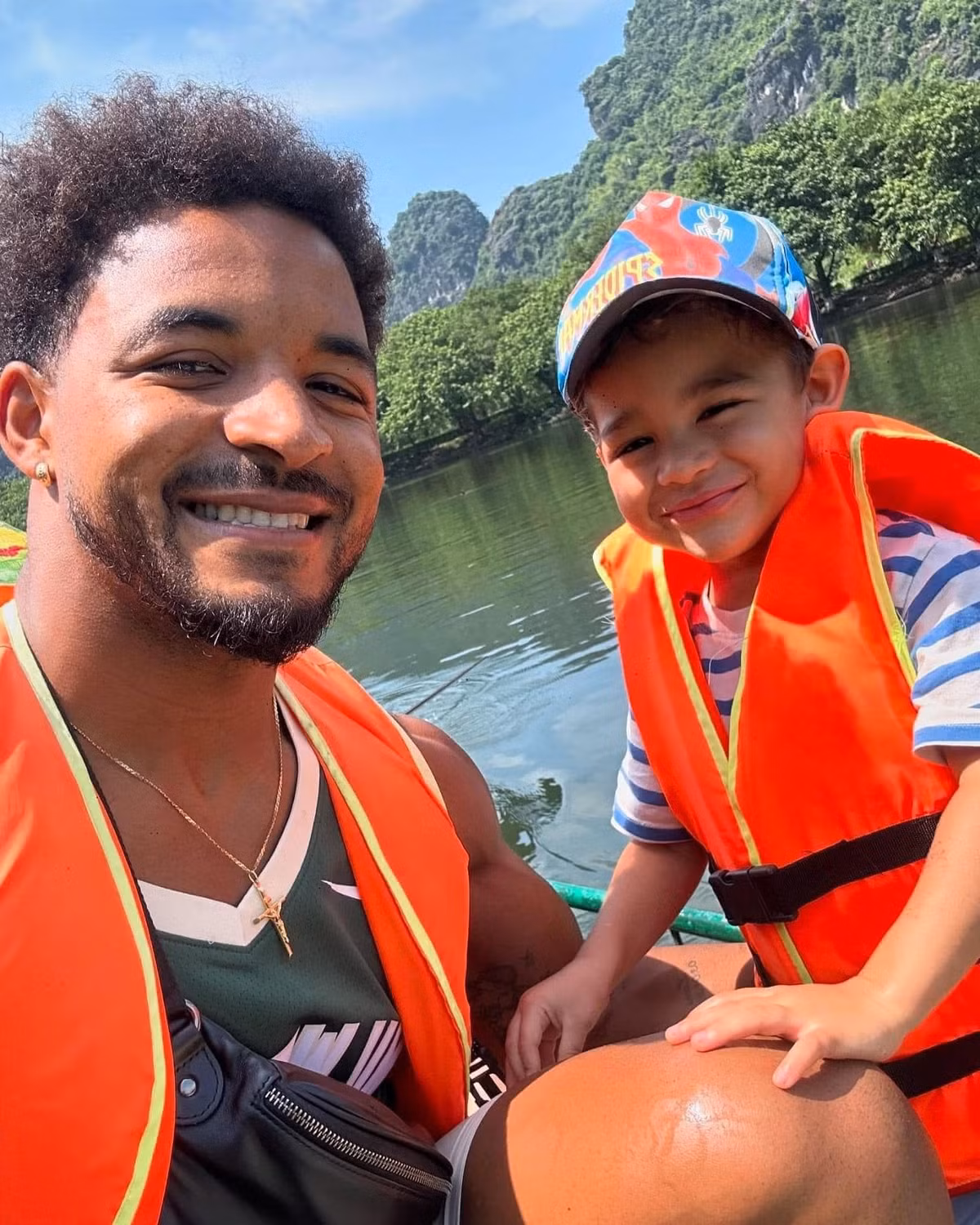 Cách mà nam tiền đạo tận hưởng những chuyến đi cùng với con trai và vợ đã cho thấy sự hòa nhập của anh với văn hóa và con người Việt Nam.