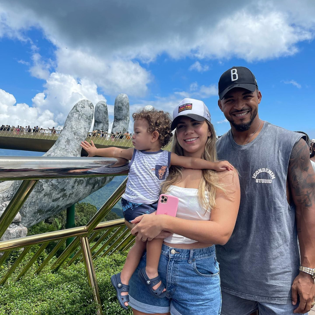 Trên trang cá nhân, anh chàng cũng thường xuyên chia sẻ hình ảnh mình cùng với gia đình đi du lịch đến nhiều địa điểm khác nhau trên mảnh đất hình chữ S.