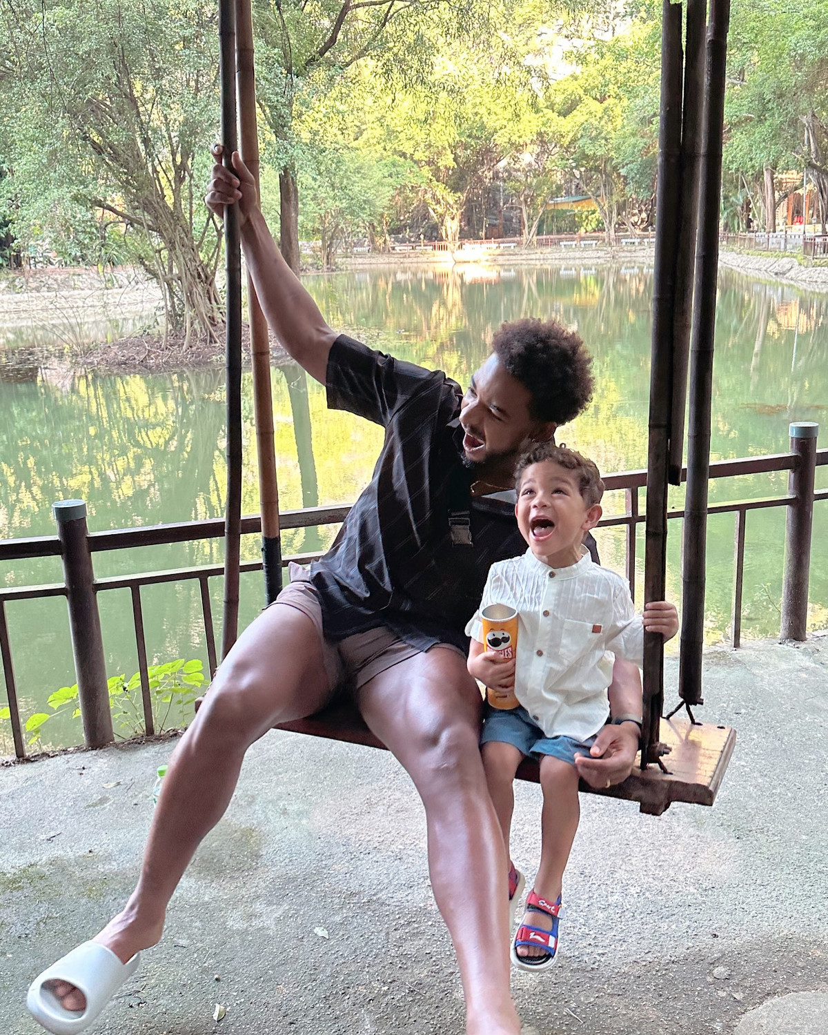 Với hình ảnh thân thiện, dễ gần, Xuân Son đang được lòng người hâm mộ Việt Nam.