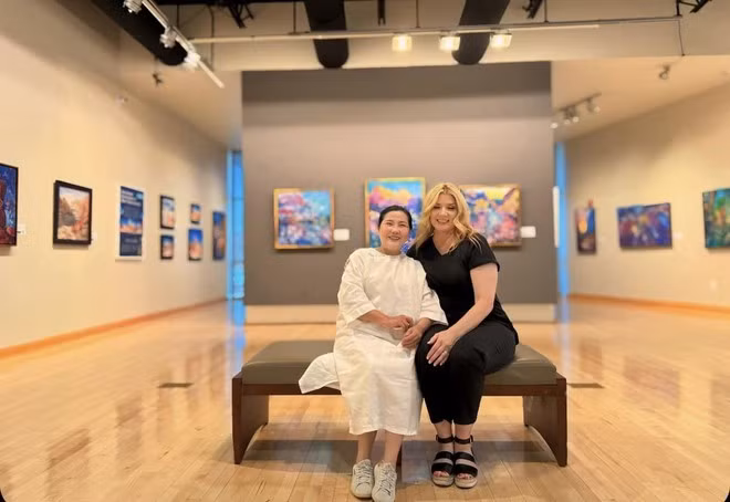 Với sự trợ giúp nhiệt tình của bạn thân hồi đi học ở Mỹ, Trọng Luân cùng bạn mình đã lái xe đưa mẹ đi "phượt" rất nhiều nơi, từ bờ Tây sang tận bờ Đông, từ Los Angeles đến New York để mẹ ngắm nhìn Nhà Trắng, chụp hình ở quảng trường Thời Đại.