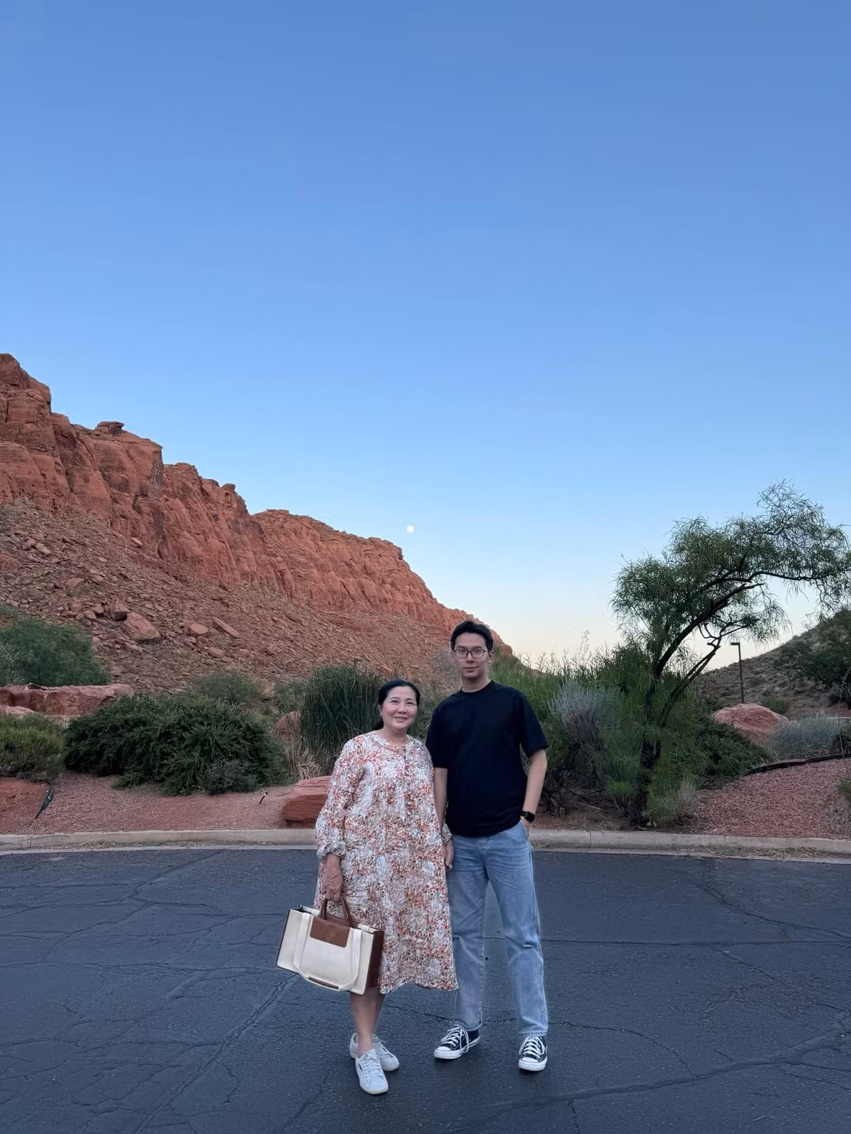 Trọng Luân, chàng trai 9x đến từ Đà Nẵng, luôn trăn trở làm sao để thực hiện ước nguyện của bố. 8 năm trước, bố anh qua đời để lại lời hứa còn dang dở là đưa mẹ đi du lịch khắp muôn nơi.