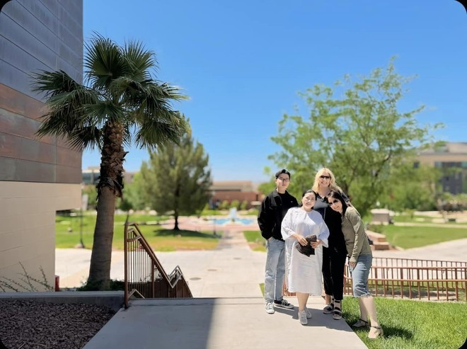 Trọng Luân đưa mẹ đi gặp những người bạn cũ ở ngôi trường anh từng theo học những năm đại học.