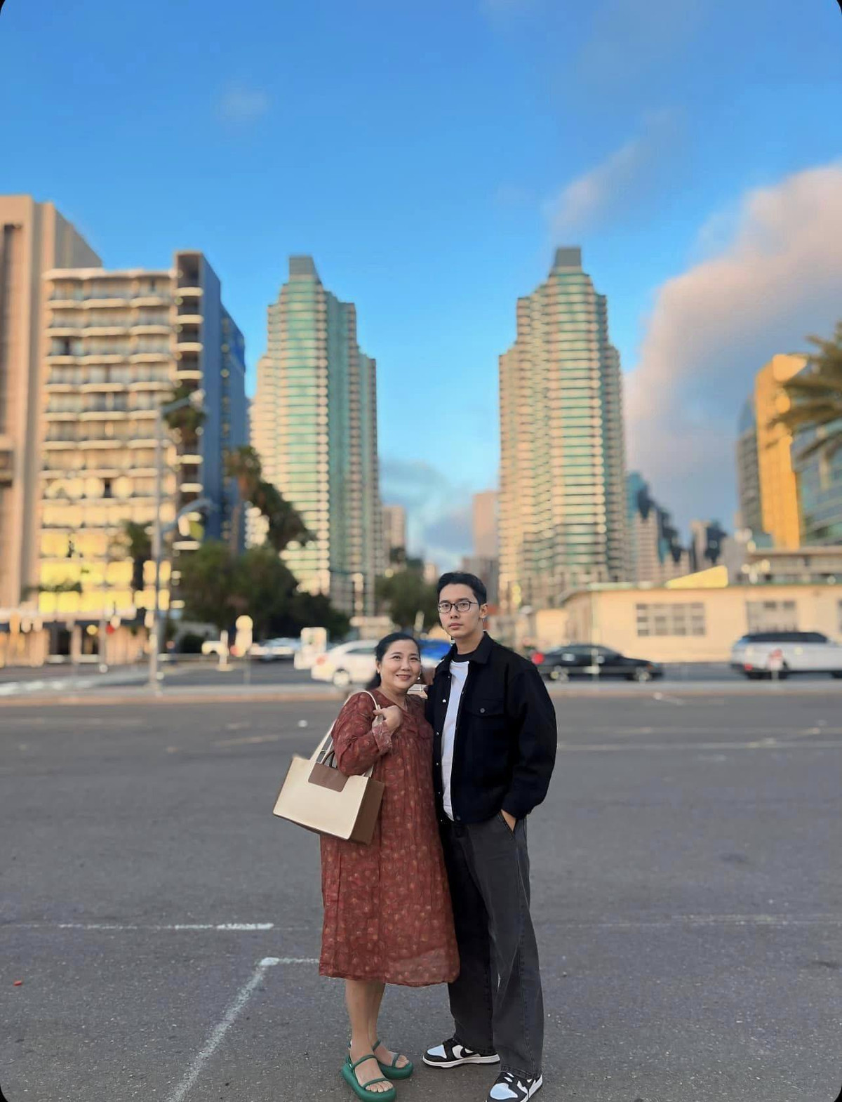 Sau nỗi đau mất đi người bạn đời, mẹ Luân đã mất một thời gian mới có thể cân bằng lại được cuộc sống. Chứng kiến điều đó càng thôi thúc Trọng Luân phải thực hiện được mong muốn đưa mẹ đi du lịch.