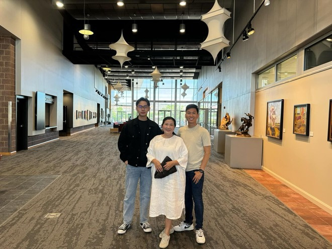 Trong 2 năm qua, 9x Đà Nẵng đã đưa mẹ và gia đình đi qua 4 nước. Đầu tiên là Hàn Quốc, bởi cả mẹ và em gái của Trọng Luân đều là fan ruột của nền điện ảnh xứ kim chi.