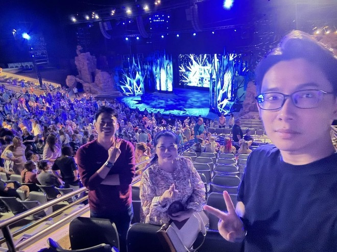 Sau chuyến đi Hàn Quốc, Luân đưa mẹ sang Mỹ.