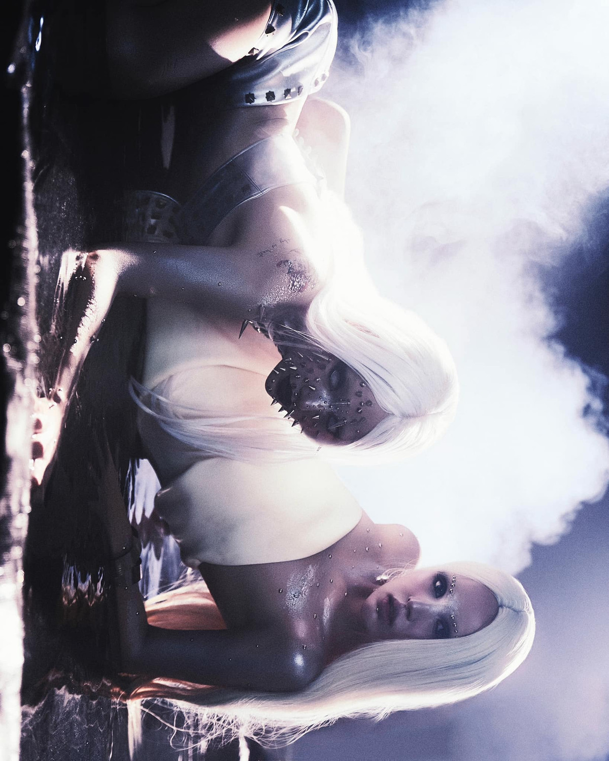 Xoài Non xuất hiện với mái tóc bạch kim, lối trang điểm đậm, đính thêm phụ kiện trên gương mặt cũng như phần xương quai xanh tạo cảm giác ma mị, gợi cảm.