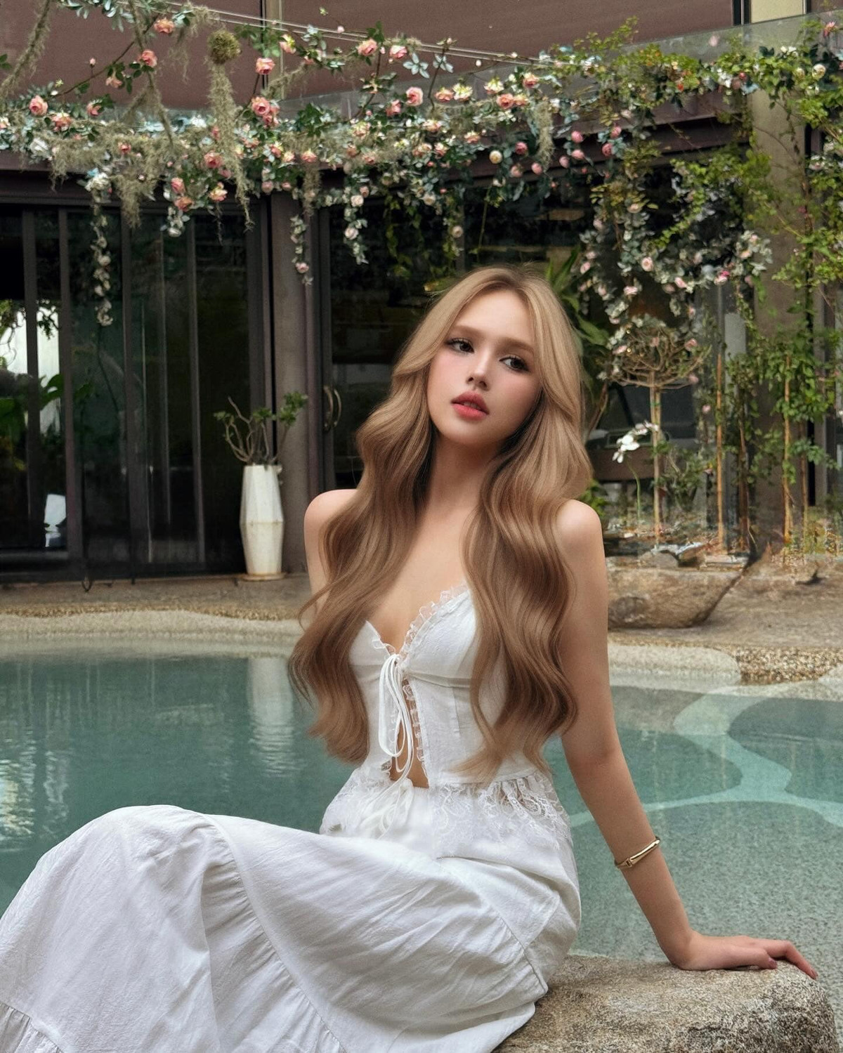 Xoài Non gần đây không ngại làm mới mình trong những hình ảnh khác nhau.