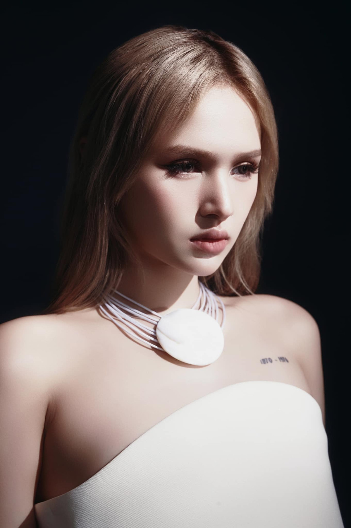 Nhiều người cho rằng đây là sự đột phá mới trong phong cách của Xoài Non. Sự tương phản giữa bóng tối và ánh sáng trong bộ ảnh tựa như nỗi sợ và sự vươn lên để giải phóng tâm hồn khỏi những xiềng xích, định kiến.