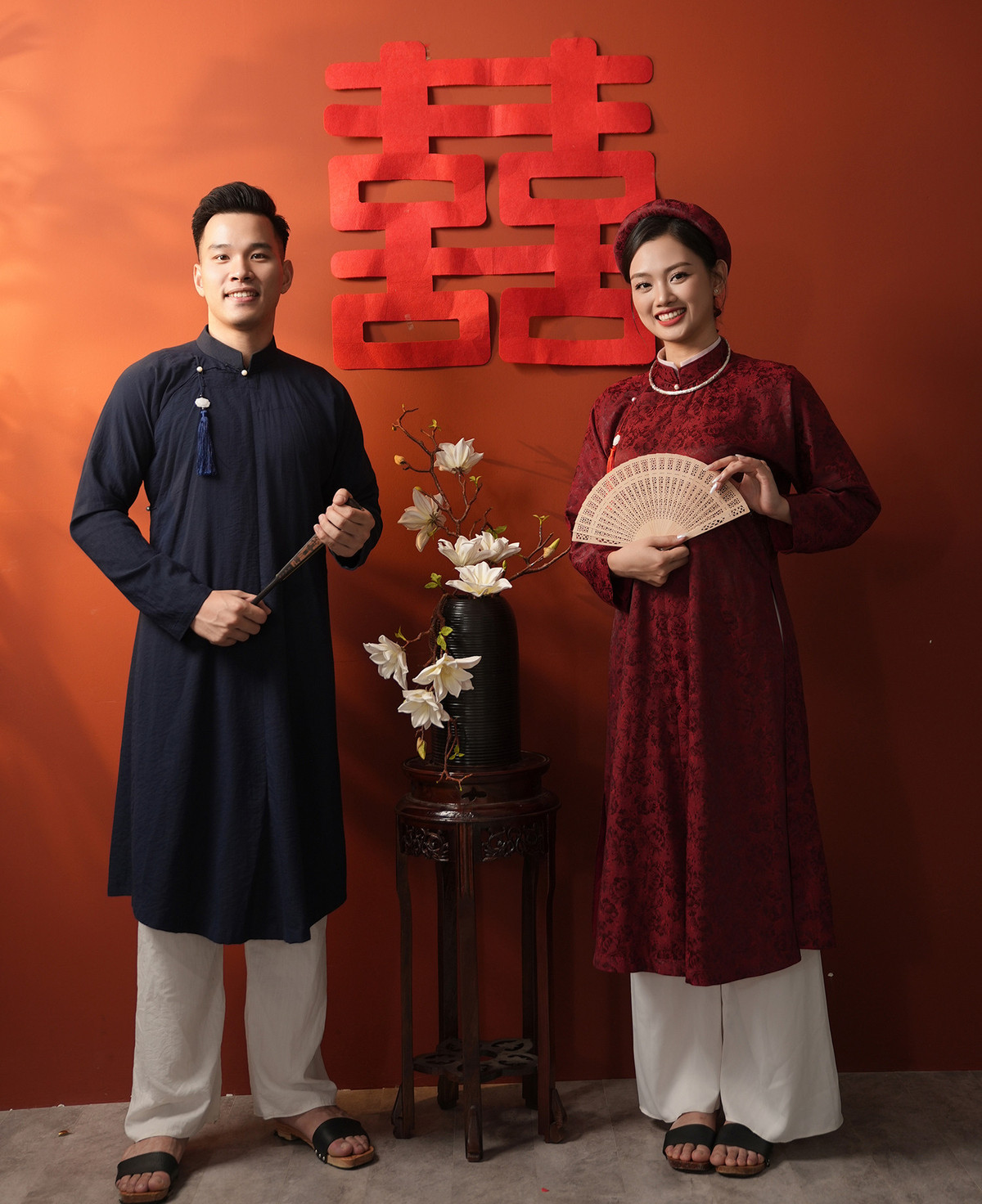 Bộ ảnh giản đơn theo phong cách truyền thống được thực hiện trong studio.