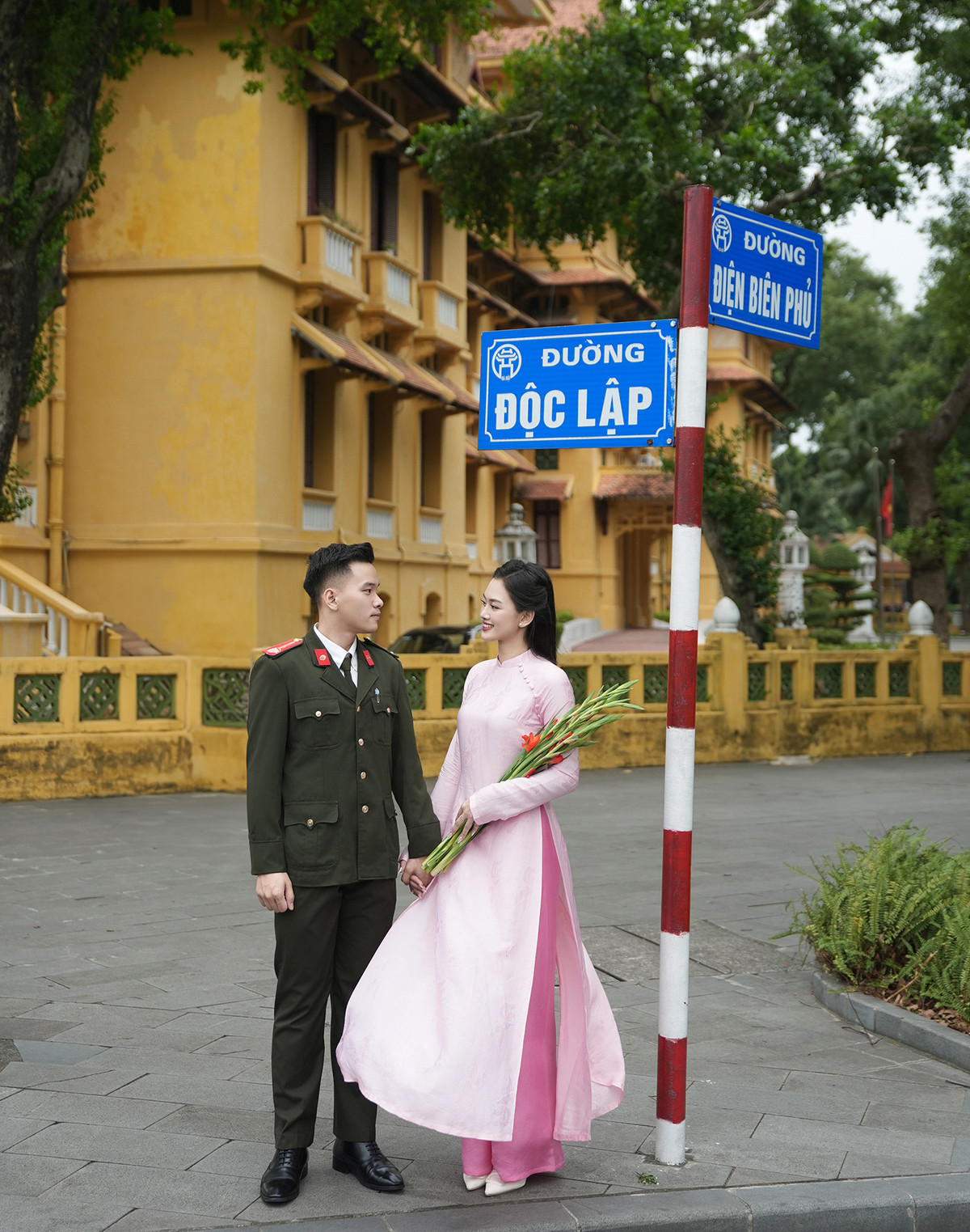 Cặp đôi còn tạo dáng chụp hình bên cạnh biển tên đường gắn với những dấu mốc lịch sử quan trọng.