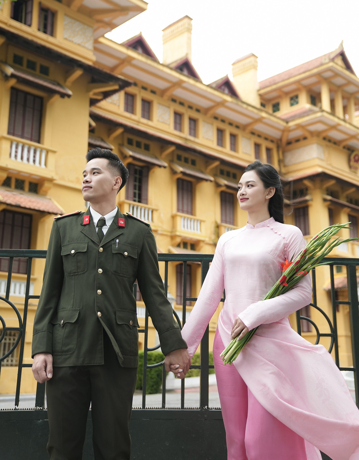 Cặp đôi lựa chọn địa điểm chụp ảnh cưới là ở quảng trường Ba Đình, phía trước lăng Bác. Khung cảnh thiêng liêng của Lăng Bác khiến bộ ảnh thêm phần trang trọng nhưng cũng đầy lãng mạn.