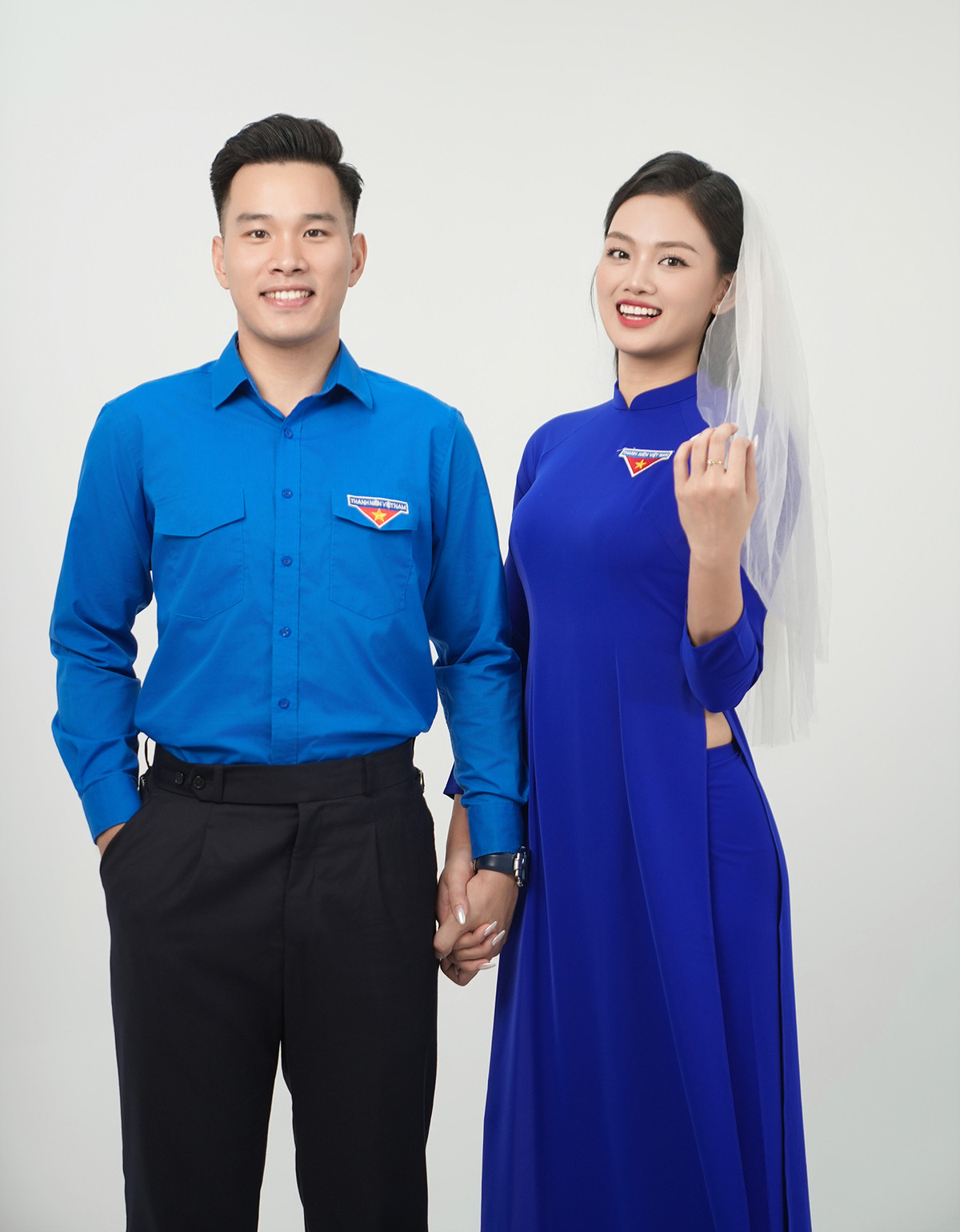 Trước đó, bộ ảnh với phong cách Đoàn viên của Thu Hoài cũng gây chú ý cộng đồng mạng. Trong bộ ảnh, Thu Hoài và chồng sắp cưới mặc màu áo xanh quen thuộc của đoàn viên, cùng tương tác ngộ nghĩnh, đáng yêu. Bộ ảnh cưới của cặp đôi, dù mang phong cách giản dị, đã gây ấn tượng mạnh bởi sự trẻ trung.